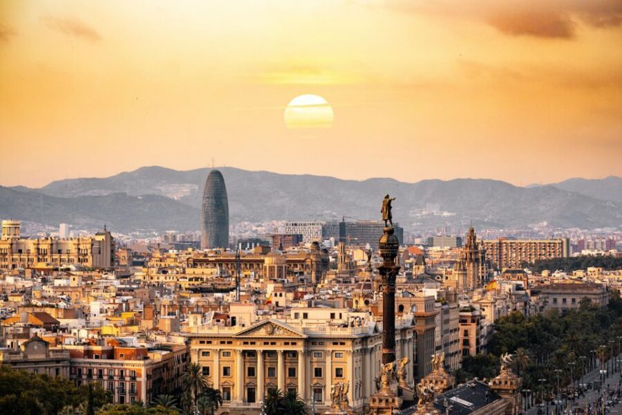 Barcelona: Sagrada Familia, Modernism, and Old Town Tour - Meeting at KFC Sagrada Família: start point and how to avoid a stressful first minute