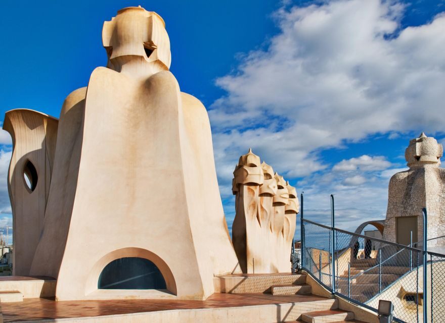 Barcelona: Sagrada Familia, Modernism, and Old Town Tour - Plaça de Catalunya: the handoff from Modernism to street-level Barcelona