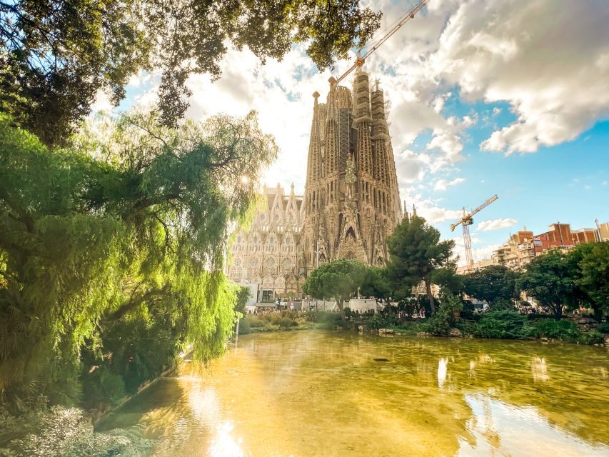Barcelona: Sagrada Familia, Park Güell and Old Town Tour - Price and Value: Why $112 Can Make Sense Here