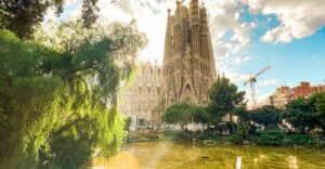 Barcelona: Sagrada Familia, Park Güell and Old Town Tour - Meeting Outside Casa Beethoven and Starting in Plaza Catalunya