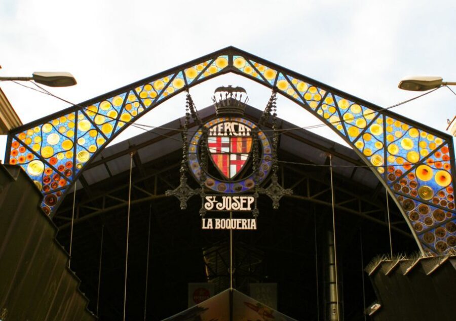 Barcelona: Sagrada Familia, Park Güell and Old Town Tour - The Gothic Quarter Walk: Gothic Churches, Old Streets, and Real Context