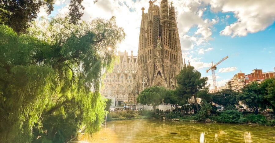 Barcelona: Sagrada Familia, Park Güell and Old Town Tour - Meeting Outside Casa Beethoven and Starting in Plaza Catalunya