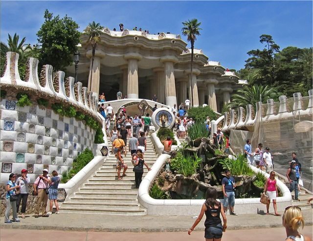 Barcelona: Sagrada Familia & Park Güell Guided Tour & Ticket - Walking time, free time, and how to avoid the letdown traps