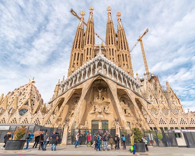 Barcelona: Sagrada Familia & Park Güell Guided Tour & Ticket - Who this tour is best for (and who should choose differently)