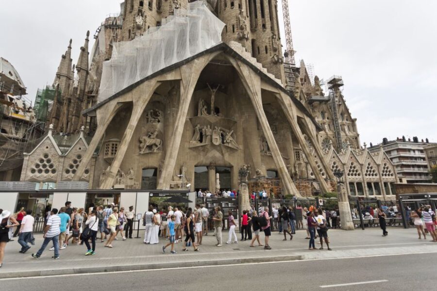 Barcelona: Sagrada Familia & Park Güell Guided Tour & Ticket - Practical tips: clothing, security, photos, and lunch timing