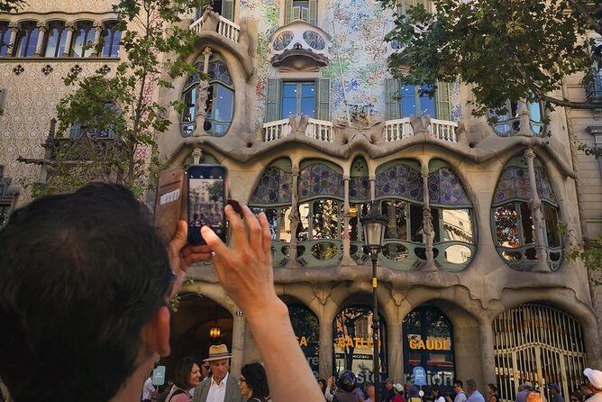 Barcelona: Sagrada Familia, Park Guell & Tapas Private Tour - Passeig de Gràcia and Els 4 Gats: Modernism Meets Early Picasso