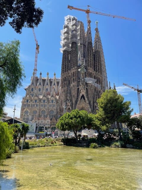 Barcelona: Sagrada Familia Skip-the-Line Guided Tour - Meeting Point on C/ de Mallorca: Don’t Be That Person