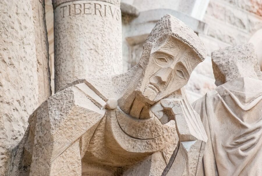 Barcelona: Sagrada Família Skip the Line Tour & Entry Ticket - Language and Group Size: Expect a Friendly Flow