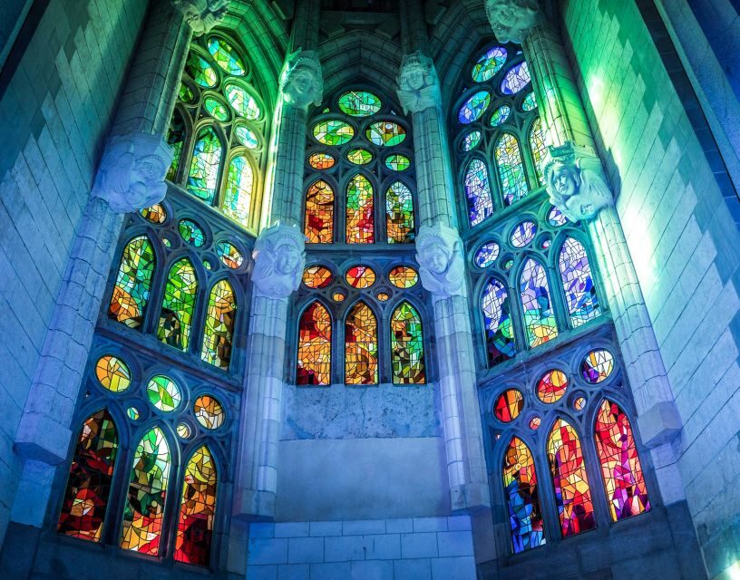 Barcelona: Sagrada Família Skip the Line Tour & Entry Ticket - Meeting Point: Fanal Modernista and the 4U Red Flag