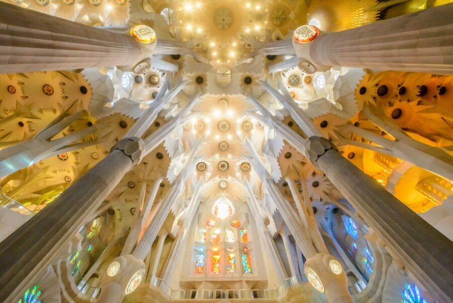 Barcelona: Sagrada Familia Tour & Optional Tower Visit - Entering Sagrada Familia: why the tour format helps you actually see
