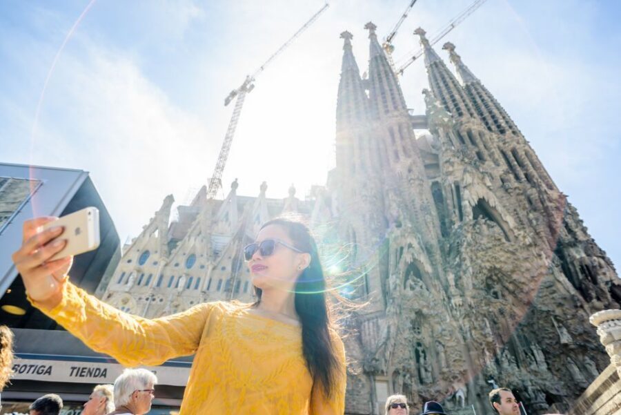 Barcelona: Sagrada Familia Tour & Optional Tower Visit - Logistics that actually affect your comfort (dress code, bags, crowds)