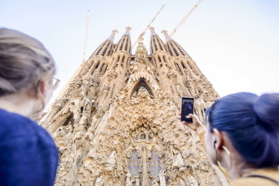 Barcelona: Sagrada Familia Tour with Optional Tower Access - How the 1.5–2 hours usually feels on the inside