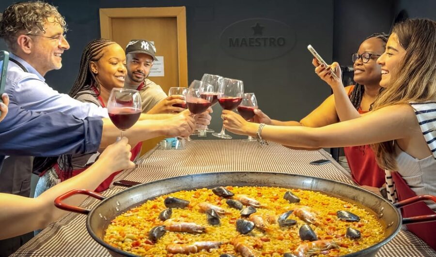Barcelona: Seafood Paella ★Maestro★ & Tapas & Sangria - Seafood paella in a communal setup: what you really do in two hours