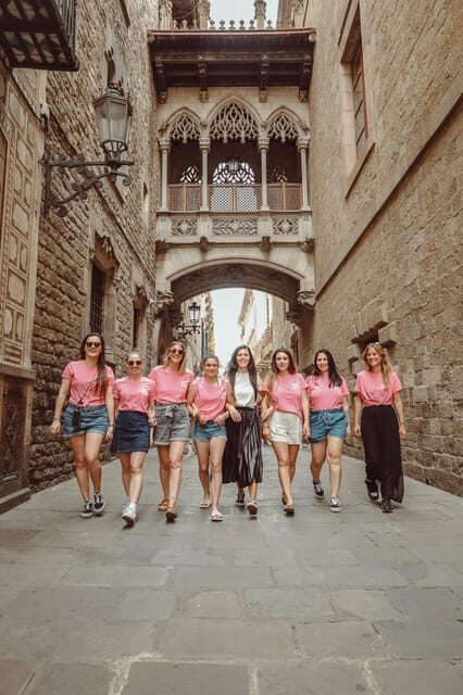 ✅ Barcelona: Sightseeing Professional Photoshoot Session - El Born street corners: old atmosphere without a tourist checklist