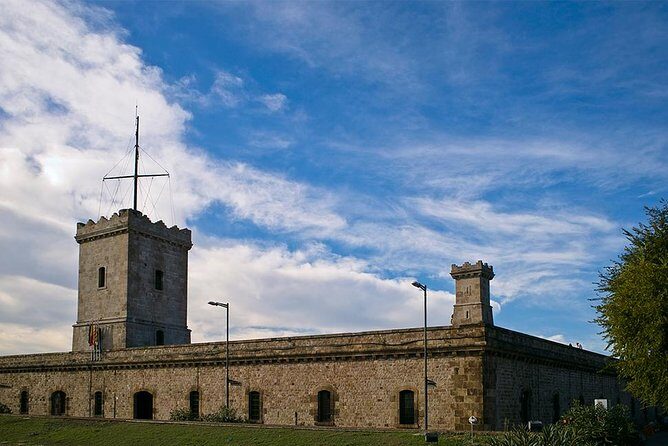 Barcelona: Teleferic de Montjuic Admission Ticket - Views at the fort: what to do once you get up