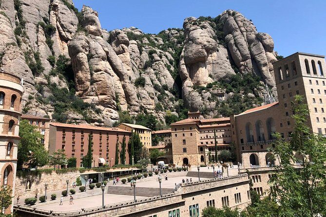 Barcelona to Montserrat Monastery: Tour, Transfers & Basilica - Guides on the Bus: How Commentary Improves the Day