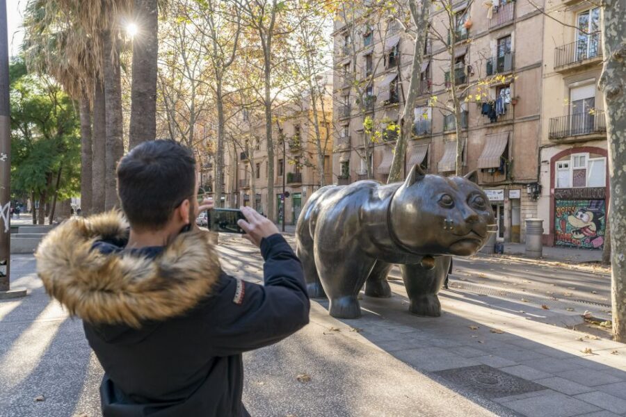 Barcelona: Walking tour with Montjuic Castle & Cable Car - The Gaudí and modernism pass-by moments: Liceu and Palau Güell