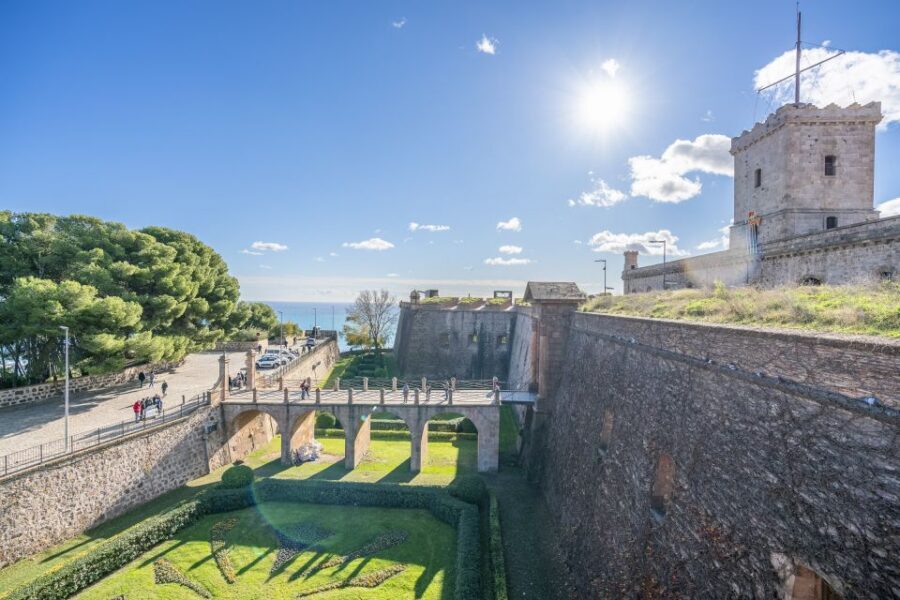 Barcelona: Walking tour with Montjuic Castle & Cable Car - Montjuïc Funicular: the aerial reset before the cable car
