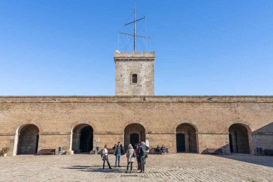 Barcelona: Walking tour with Montjuic Castle & Cable Car - The Montjuïc Cable Car ride: skyline views with a story