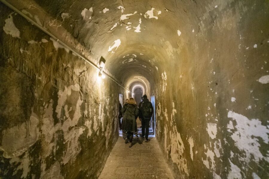 Barcelona: Walking tour with Montjuic Castle & Cable Car - Getting back down ends near El Molino Paral·lel
