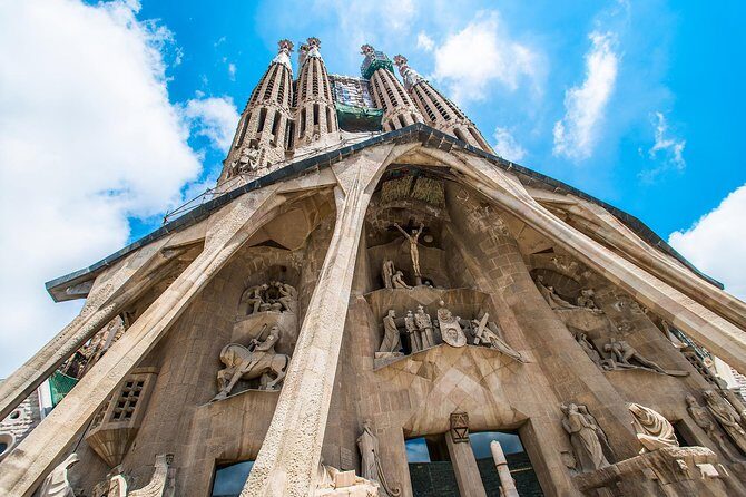 Best of Barcelona Guided Tour with Port or Hotel Pick up - Plaça de Catalunya: Your Central Reset Button