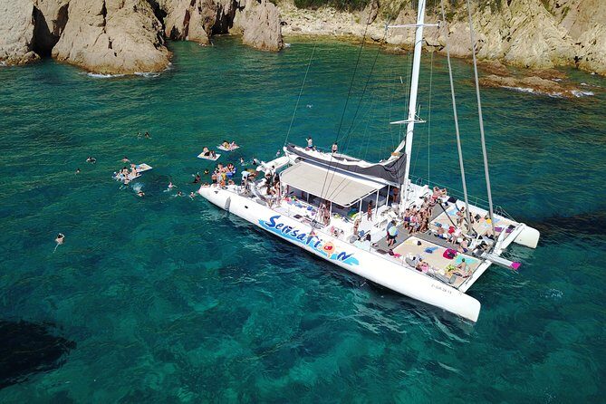 Catamaran ride -Costa Brava with barbecue and drinks. Familiar. - Drinks and the On-Deck Vibe: Sangria, Beer, and Music