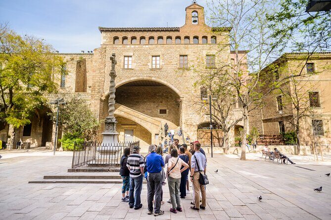 Censored Barcelona Tour - Finding the guide at Plaza Catalunya (Purple Umbrella rule)