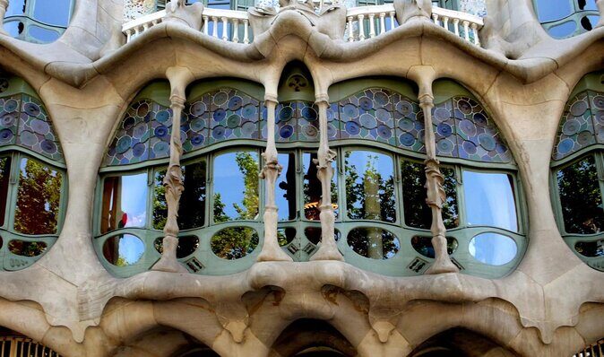 Complete Gaudi Tour: Casa Batllo, Park Guell & Sagrada Familia - Starting on Passeig de Gràcia: your Gaudí “warm-up” at Casa Amatller
