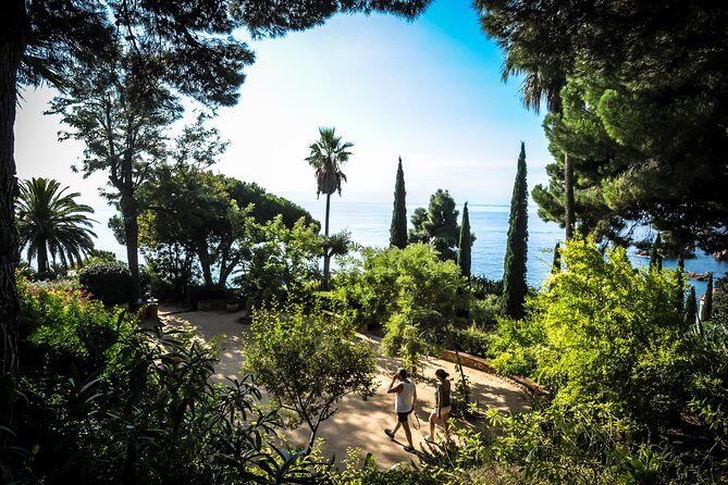 Costa Brava & Medieval Village Tour with Lunch - Tossa de Mar: medieval walls, lighthouse views, and wandering time