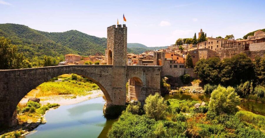 From Barcelona: Besalú & Medieval Towns Tour w/ Hotel Pickup - Castellfollit de la Roca: The Cliff Town Photo Stop