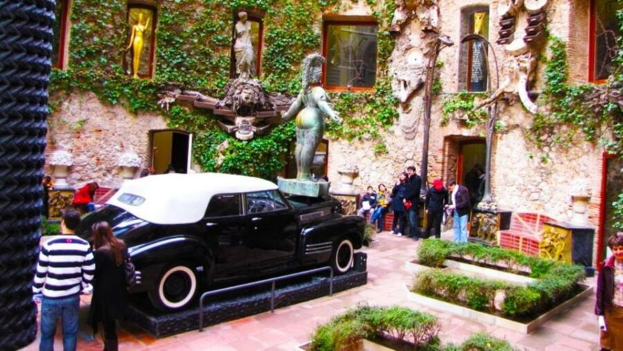 From Barcelona: Dalí Triangle and Cadaques Tour - Guides Can Make or Break the Art Day