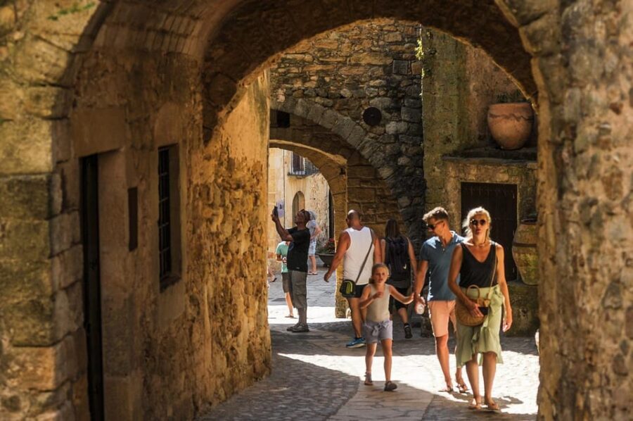 From Barcelona: Girona and Costa Brava Day Tour - Lunch in Palafrugell and Cap Roig Options: How to Use Your Free Hour