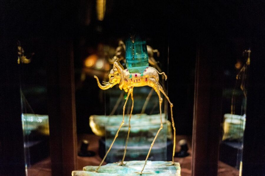 From Barcelona: Girona Guided Tour & Dalí Museum in Figueres - Figueres Arrival and the Dalí Theatre-Museum Experience