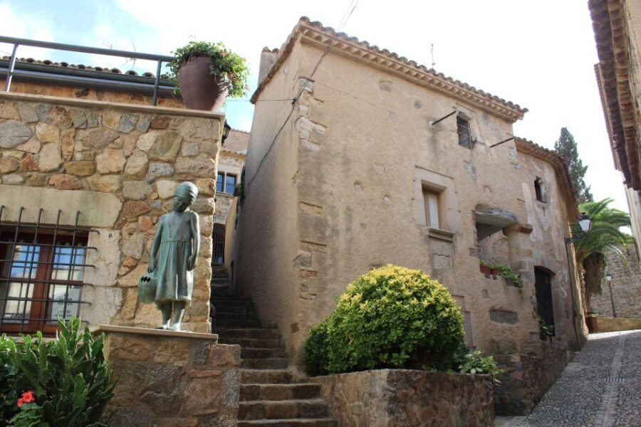 From Barcelona: Tossa de Mar Day Tour with Beach Time - Lunch in Tossa de Mar: How to Eat Well Without Losing Your Beach Time