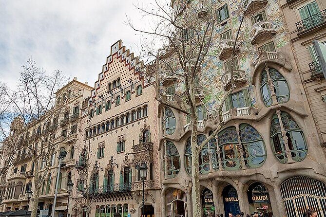 Gaudi & Sagrada Familia Donation-Based Tour in English - Meet-up timing, pacing, and the Metro “handoff” (2 hours 30 minutes)