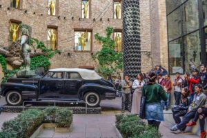 Girona and Dali Museum Full Day tour from Barcelona - The Girona Old Town walk: cobblestones, walls, and the Jewish Quarter story