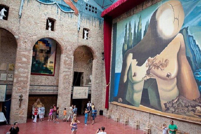 Girona & Dali Museum Small Group Tour with Pick-up from Barcelona - Pacing, walking time, and why the group size matters