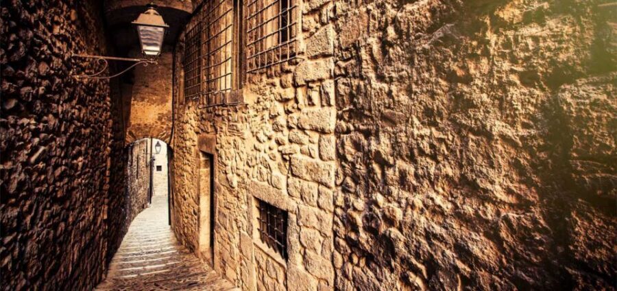 Girona: Game of Thrones Small Group Tour - Into the Jewish Quarter (Call Jueu): narrow streets with named turns