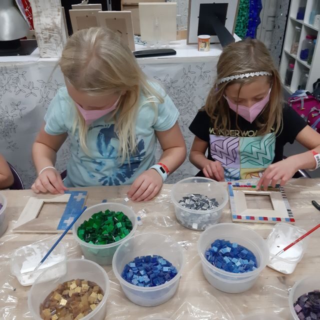 Guided Gaudí’s Trencadís Mosaic Workshop in Barcelona - The grout and pickup timing: when your mosaic is ready