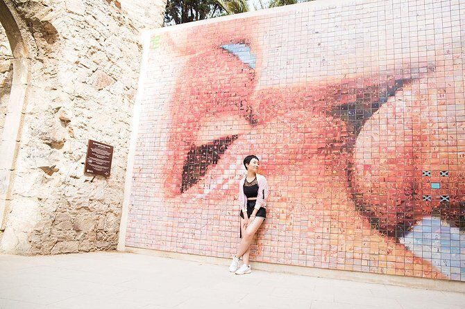 Instagram Photoshoot Tour in Barcelona - Meeting point to Old City energy: Barri Gòtic