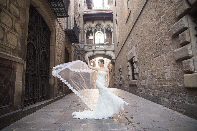 Instagram Photoshoot Tour in Barcelona - El Born in 20 minutes: layers, texture, and story
