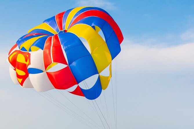 Parasailing Tour en Barcelona - The Speedboat + Lift: How to Read the Experience