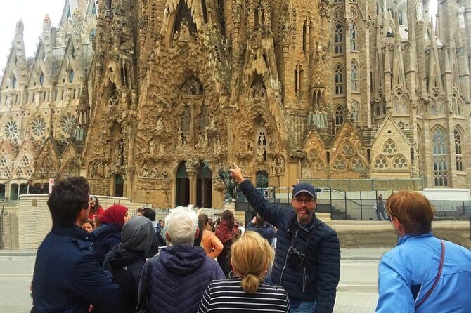 Park Guell and Sagrada Familia Private Tour with Hotel pick-up - Passeig de Gràcia modernism drive-by: the Gaudí street quiz you’ll enjoy