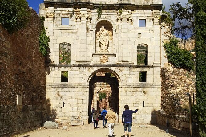 Priorat tour to 3 small wineries and hotel pick-up - Stop 1: Sangenis i Vaque and Monlleó with 10+ years of aging