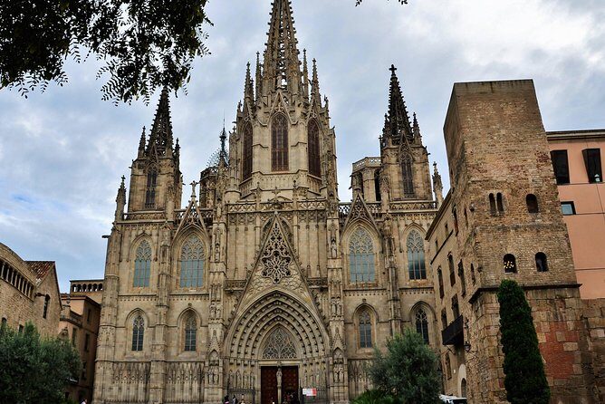 Private Barcelona Old Town and Gothic Quarter Walking Tour - Ciutat Vella: Roman origins and the medieval mood