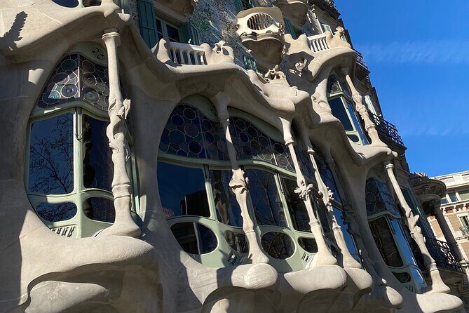 Private discovery bike tour of Barcelona - Arco di Triomfo, Ciutadella Park, and the coast walk-off