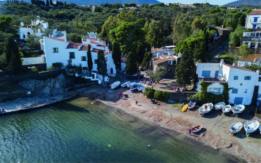 Roses: Cap de Creus & Port Lligat Boat Tour w/ Cadaqués Stop - Audio guide in multiple languages: use it at the right moment