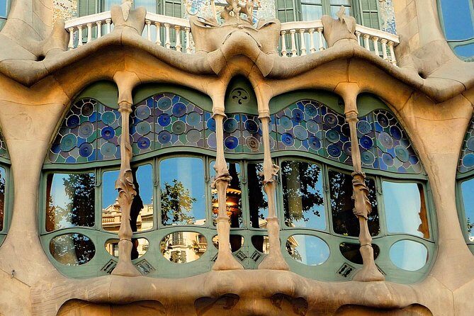 Sagrada Familia and Old Town Private Tour with Hotel Pick-up - Sagrada Familia: Included Entry and How to Make the Most of It