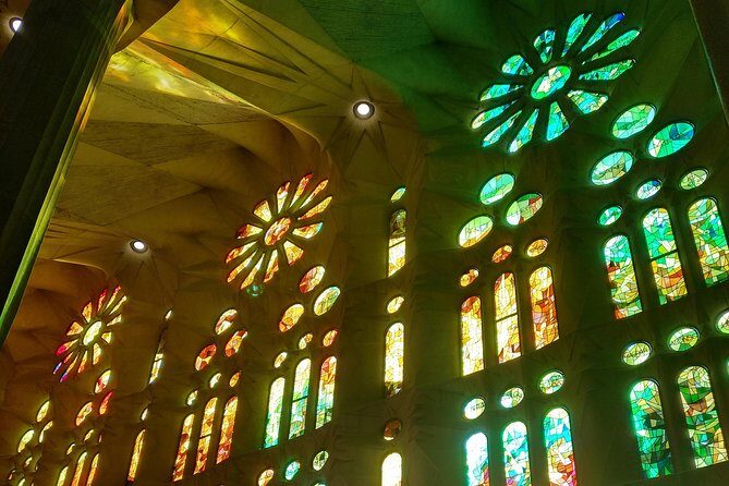 Sagrada Familia English Guided Tour & Optional Tower Access - Group size and comfort: the good and the annoying bits