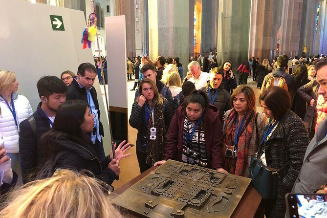 Sagrada Familia English Guided Tour & Optional Tower Access - Meeting point and first 15 minutes: don’t overthink it